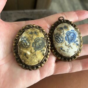 4/$100 WEST GERMANY Vintage Floral Cameo Brooch Set 💚